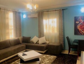 TV - Furnished apartment, Kotto - Bonamoussadi, Douala. (Région du Littoral)