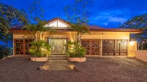 A modern house with a symmetrical facade, a central entrance, and a gravel driveway. - 7 bedrooms Manuel Antonio and Ocean view Private Pool and rooftop Jacuzzi (Puntarenas Province)