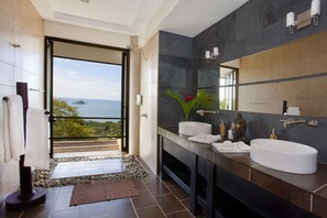 Dusche, umweltfreundliche Kosmetikartikel, Haartrockner, Bidet