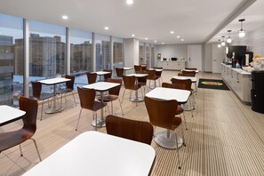 Free daily continental breakfast - Super 8 By Wyndham Bronx Near Stadium (Bronx)