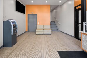 Lobby - Super 8 By Wyndham Bronx Near Stadium (Bronx)