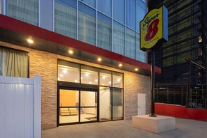 Exterior - Super 8 By Wyndham Bronx Near Stadium (Bronx)