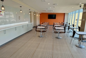 Free daily continental breakfast - Super 8 By Wyndham Bronx Near Stadium (Bronx)