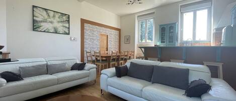 Una televisión, una chimenea, un reproductor de DVD, un futbolín