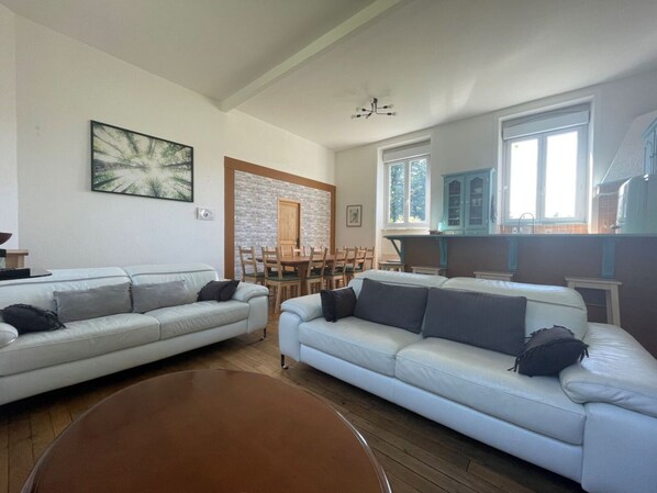 تلفزيون، مدفأة، مشغل دي في دي، كرة قدم الطاولة