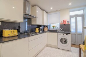 Fridge, microwave, oven, stovetop - Henry Bell -2 bed in Helensburgh. Near Loch Lomond (Helensburgh)