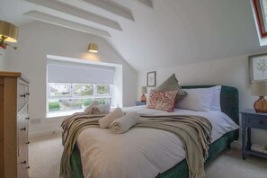Tabla de planchar con plancha, wifi gratis y ropa de cama