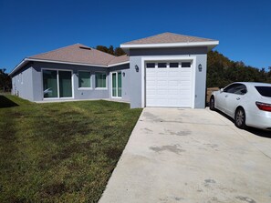 Exterior - Beautiful and Spacious Brand new House in Kissimmee Fl, 20 Minutes From Disney (Kissimmee)