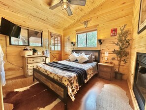 2 bedrooms, desk, iron/ironing board, travel cot - Western theme! | Amazing Spa, Fireplace and Deck! (Overgaard)