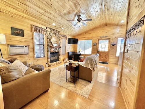 Stoney Creek | Peaceful Cabin, Couples Retreat