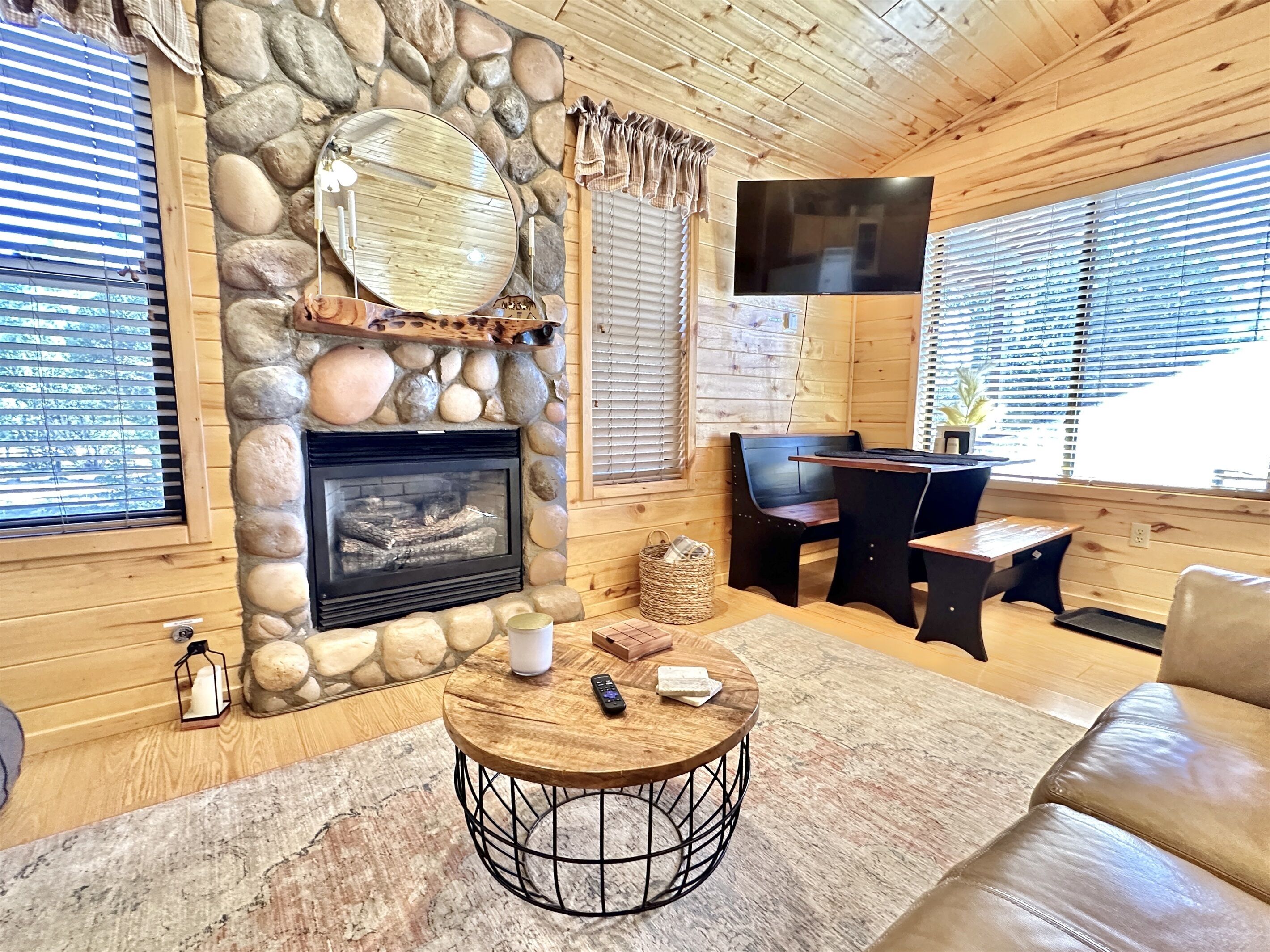 Een smart-tv, een open haard en een dvd-speler