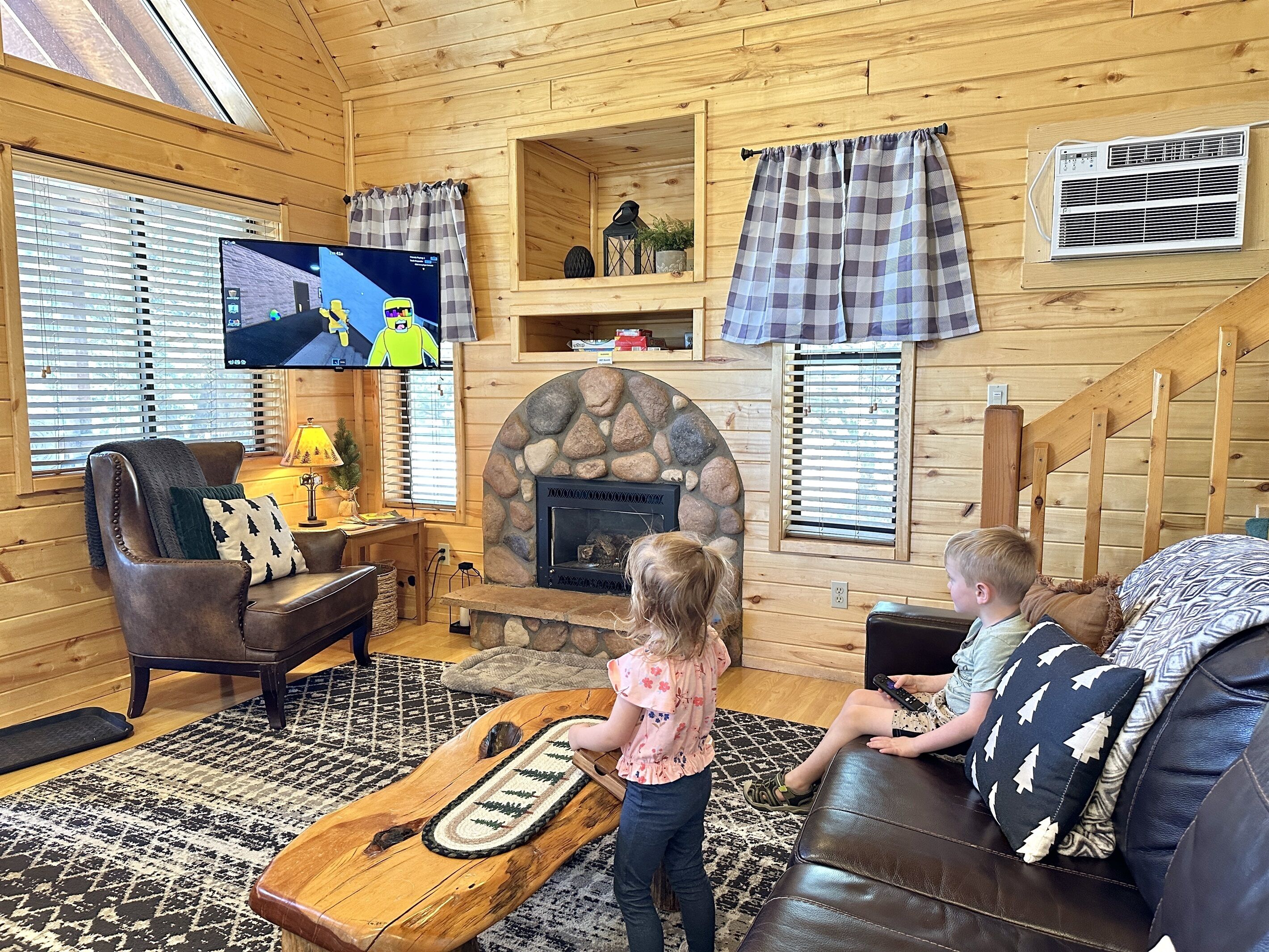 Een smart-tv en een open haard