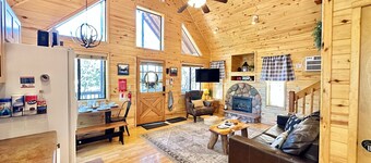 Juniper Grove | Loft & Personal Hot Tub!
