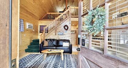 The Juniper Grove | Loft & Private Hot Tub!