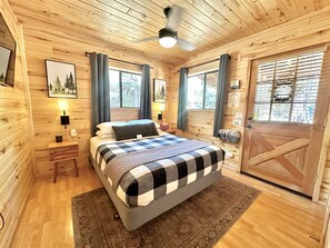 2 bedrooms, iron/ironing board, travel crib, free WiFi - Juniper Grove | Loft & Personal Hot Tub! (Overgaard)