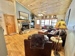 Smart TV, fireplace, DVD player, books - The Prancing Pony | Hot Tub & Quiet Location! (Overgaard)