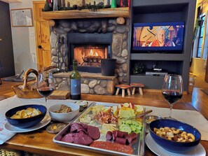 Dining - The Prancing Pony | Hot Tub & Quiet Location! (Overgaard)