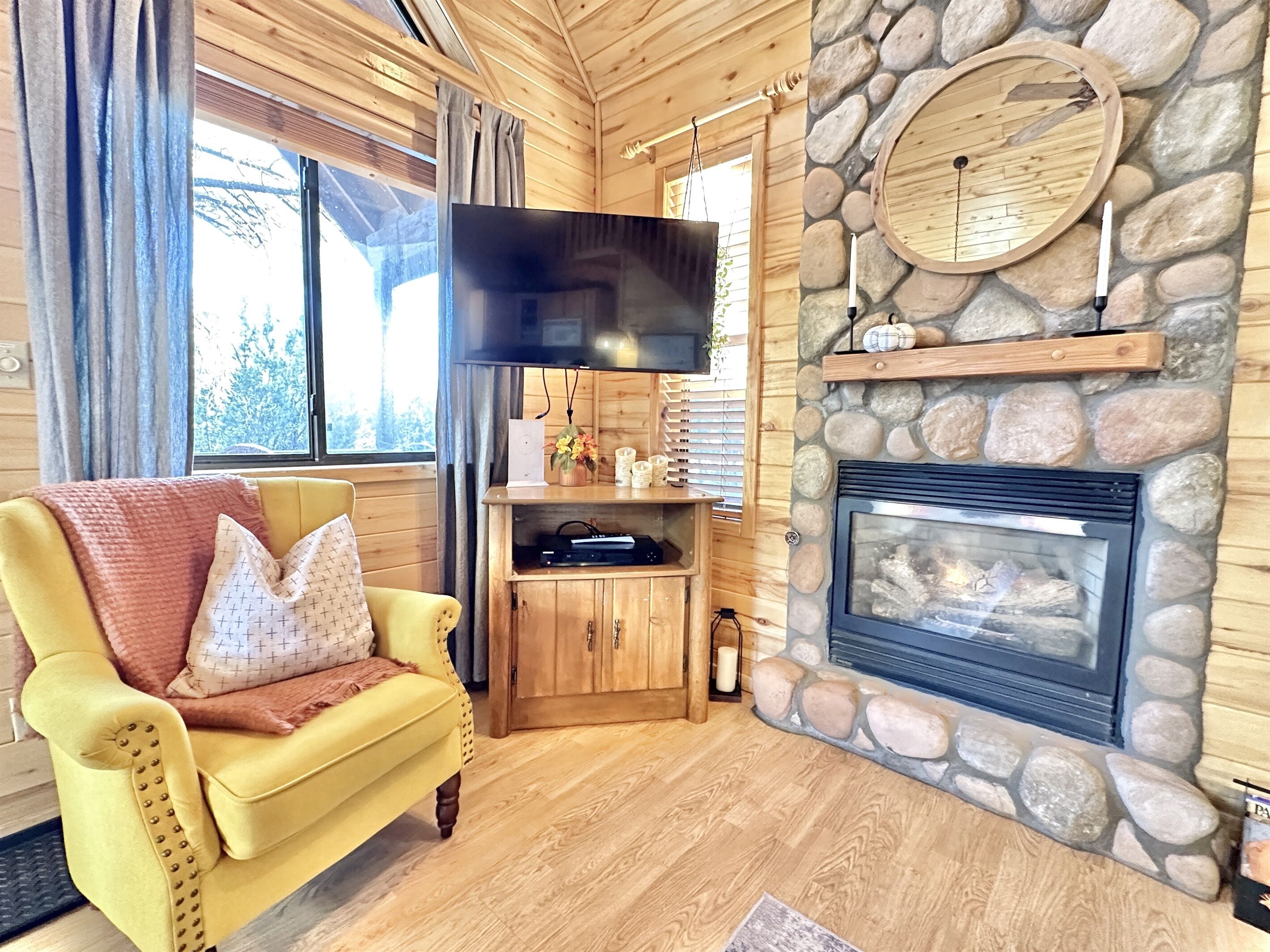 Smart-TV, Kamin, DVD-Player, Bücher