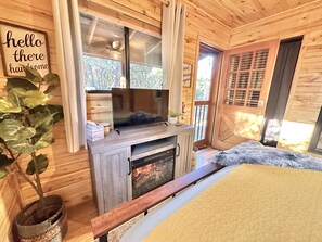 2 bedrooms, iron/ironing board, travel cot, free WiFi