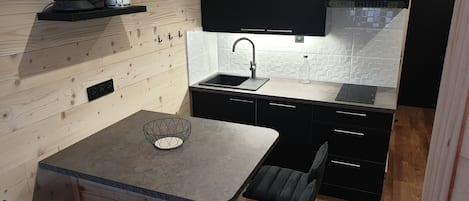 Kylskåp, ugn och grytor/köksredskap