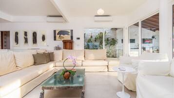 Villa | Wohnbereich | Fernseher