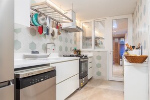 Villa | Privat køkken | Køleskab/fryser i fuld størrelse, mikrobølgeovn, ovn, brødrister