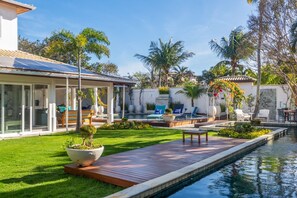Villa | Alberca | Alberca al aire libre y alberca climatizada