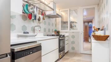 Vila | Cozinha privada | Geladeira grande, micro-ondas, fogĂŁo, torradeira