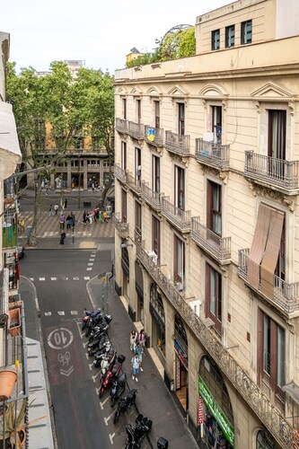 Piso 4 Habitaciones en Ramblas Barcelona, Lado Plaza Real, Delante Museo Güell