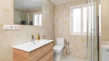 Een douche, een haardroger, een bidet, handdoeken