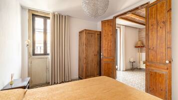 4 bedrooms, iron/ironing board, free WiFi, bed sheets