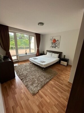 3 chambres, fer et planche à repasser, Wi-Fi, draps fournis