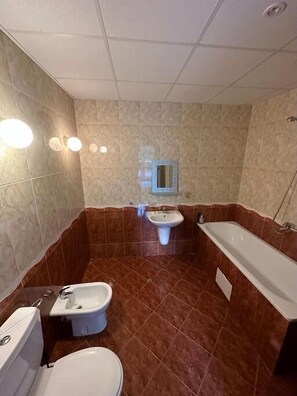 Dutxa, banyera d'hidromassatge, assecador de cabells i bidet 