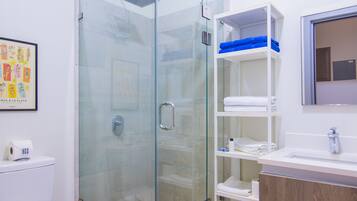 Apartamento | Banheiro | Chuveiro, toalhas de banho