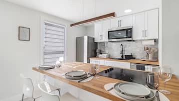 Fridge, microwave, stovetop, dishwasher