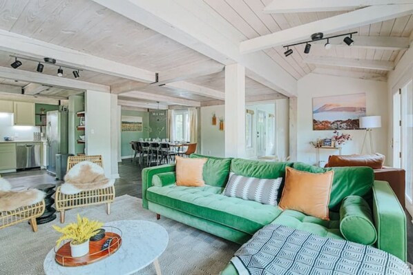 Smart TV, chimenea, futbolito y tenis de mesa 