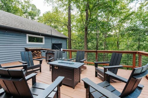 Twin Ponds: King Beds, Hot tub, Gameroom, 75" TV, Foosball, Air Hockey, PingPong