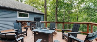 Twin Ponds: King Beds, Hot tub, Gameroom, 75" TV, Foosball, Air Hockey, PingPong