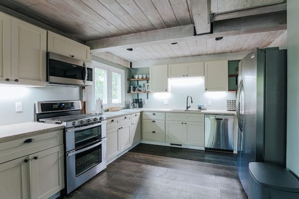 Kylskåp, mikrovågsugn, ugn och spishäll