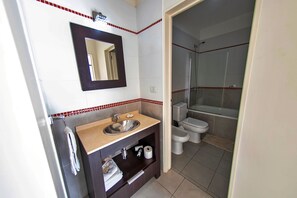 Appartement familial | Salle de bain | Séchoir à cheveux, bidet, serviettes fournies, savon