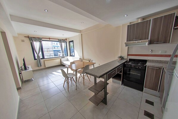 Căn hộ dành cho gia đình | Khu phòng khách | Smart TV 50-inch có truyền hình cáp