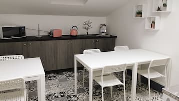 Frigobar, microondas, placa de cocina, cafetera/tetera