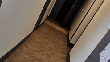 Escritorio y espacio para trabajar con laptop