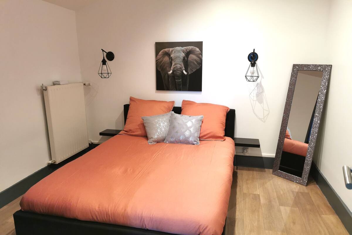 Kamar Kota | Meja kerja, ruang kerja ramah laptop, dan setrika/meja setrika