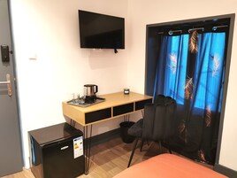 City Room | Desk, laptop workspace, iron/ironing board, free WiFi