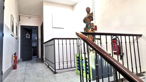A hallway with a fire extinguisher, a door labeled "CINEMA," and a staircase with a railing. - Nuit tendance à Mâcon (Mâcon)
