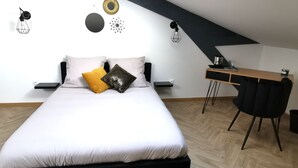 A modern bedroom with a bed, a desk, and a chair. - Nuit tendance à Mâcon (Mâcon)