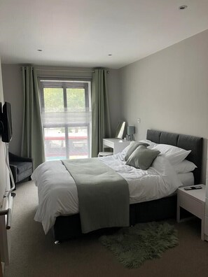 1 dormitorio, tabla de planchar con plancha, Internet y ropa de cama