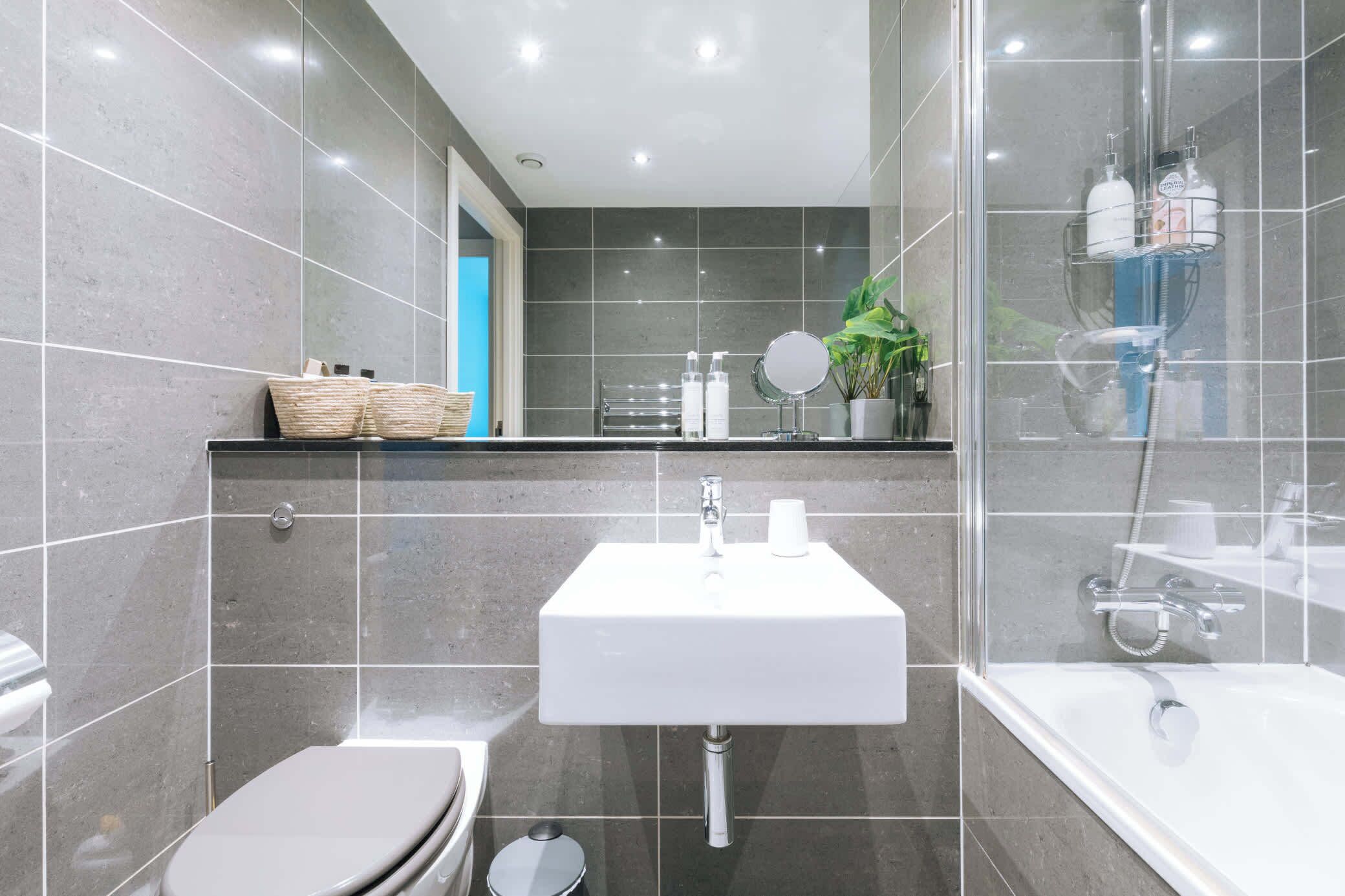 Douche, séchoir à cheveux, shampooing