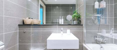 Douche, séchoir à cheveux, shampooing